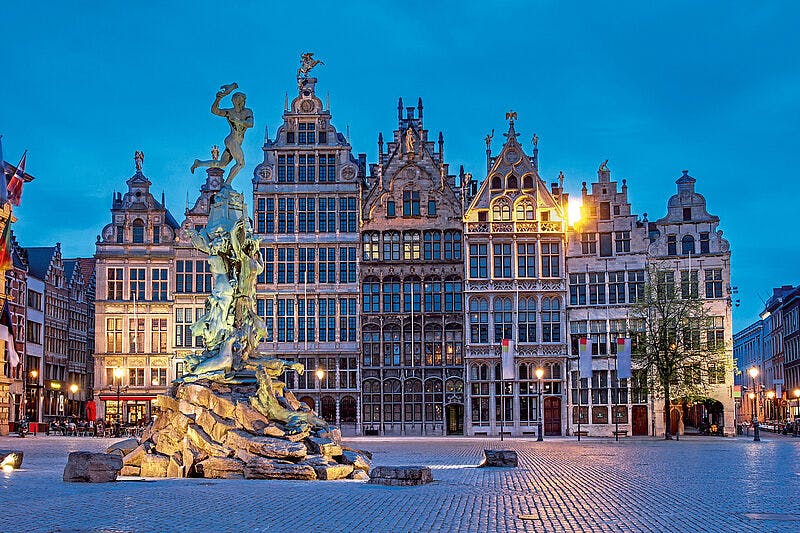 Kuva Antwerpenin Grote Marktista ja sen edessä olevasta veistoksesta.